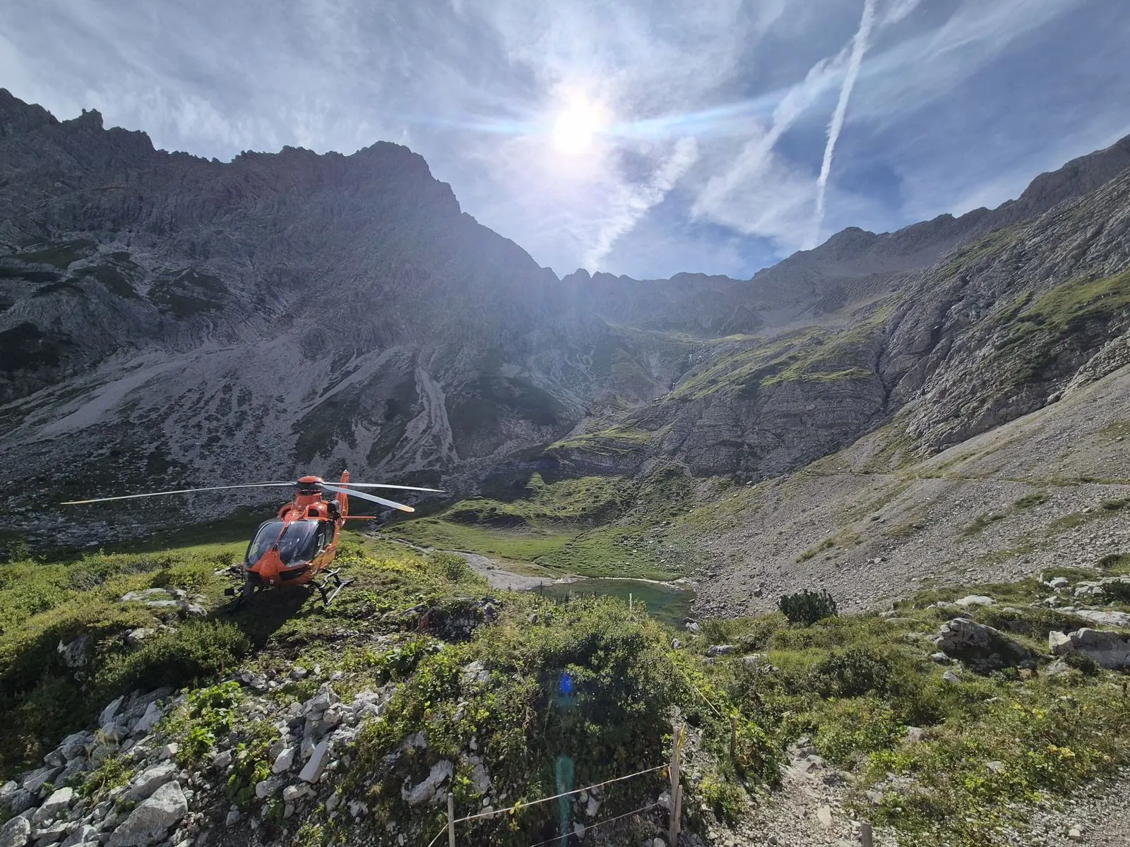 Christoph 17 gelandet im Bergkessel mit See