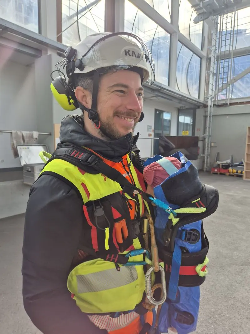 Porträt eines Crewmitglieds mit Windenausrüstung